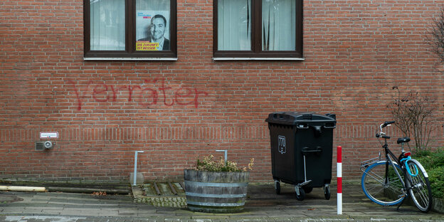 Der Schriftzug "Verräter" steht unter einem Fenster des Büros des FDP-Kreisverbandes Göttingen-Osterode