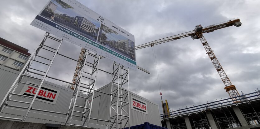 Wohnungsbau in Berlin: Eine Baustelle am S-Bahnhof Halensee