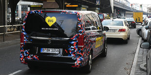 Van auf der Straße im Berliner Verkehr