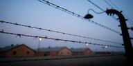 Stacheldrahtzaun und Baracken im früheren Vernichtungslager Auschwitz Birkenau