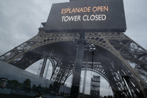 Der untere Teil des Eiffelturms mit der Aufschrift "Tower closed", Turm geschlossen