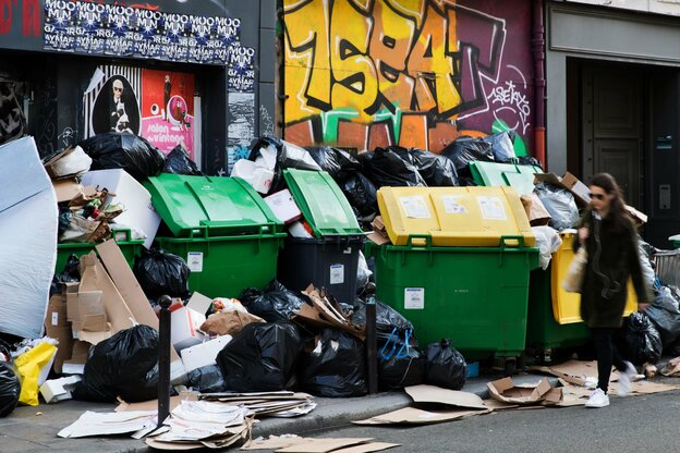 Überfüllte Mülltonnen am Straßenrand