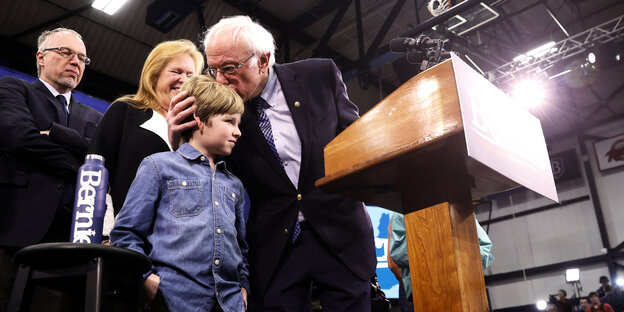 Bernie Sanders küsst seinen Enkel bei einer Wahllkampfveranstaltung.