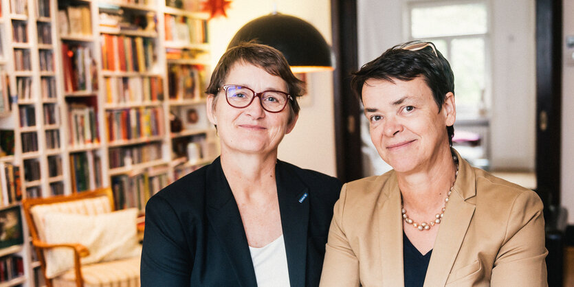 Ulrike Fahlberg (links) und Stefanie Schwinge-Fahlberg in ihrer Altbauwohnung in Hannover