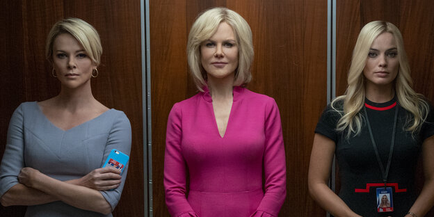 Die derei Hauptdarstellerinnen des Films stehen schweigend nebeneinander im Aufzug