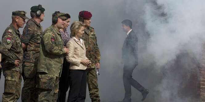 Ursula von der Leyen steht neben Soldaten im Ausbildungszentrum in Hammelburg.