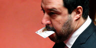 Matteo Salvini mit einer Stimmkarte im Mund im italienischen Senat.