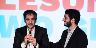 Deniz Yücel und sein Anwalt Veysel Ok bei einer Veranstaltung nach Yücels Freilassung