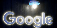 eine Lamppe beleuchtet das Google-Logo