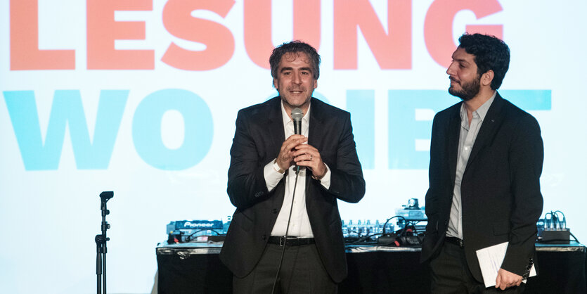 Deniz Yücel und sein Anwalt Veysel Ok bei einer Veranstaltung nach Yücels Freilassung