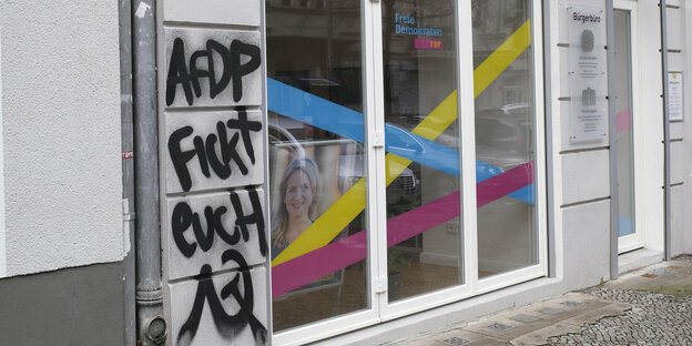 Eine Fassade eines Büros der FDP wurde mit "AFDP fickt euch" besprüht.