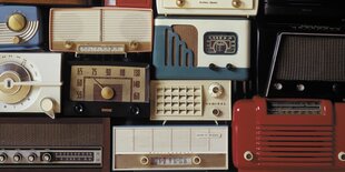 Viele alte analoge Radios zusammen in einer Ecke eines Ladens