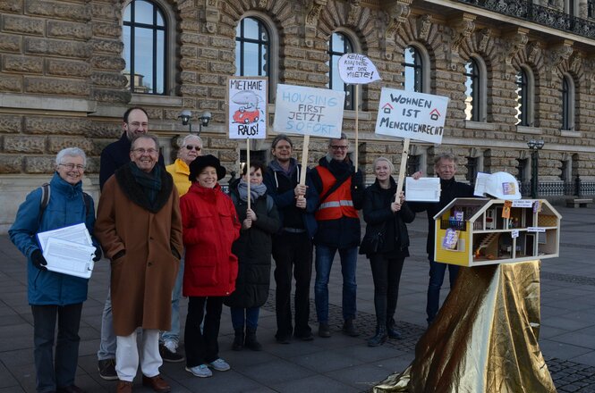 Demonstranten mit Plakaten