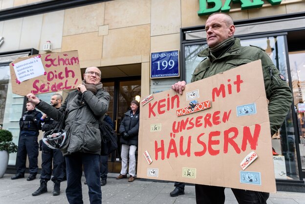 Demo von Kotti & Co am Kudamm: Polizisten stehen vor der Nummer 199, demonstrierende Mieter:innen stehen davor und halten selbstgemachte Plakate Demo von Kotti & Co am Kudamm: Polizisten stehen vor der Nummer 199, demonstrierende Mieter:innen stehen davor und halten selbstgemachte Plakate