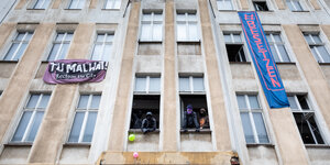 Luftballons und Transparante einer Hausfassade: Zu den Tu-Mal-Wat-Aktionstagen war die Frankfurter Allee 178 schon mal besetzt