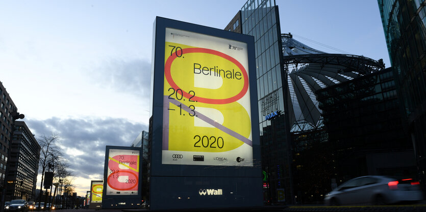 Blick auf ein Berlinaleplakat am Potsdamer Platz