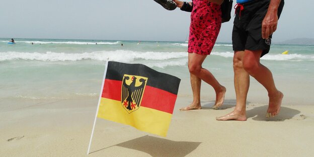 deutsche Fahne im Sand