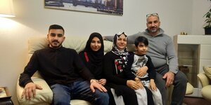 Eine irakische Flüchtlingsfamilie in ihrem Wohnzimmer