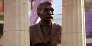 Eine Statue von Pierre de Coubertin
