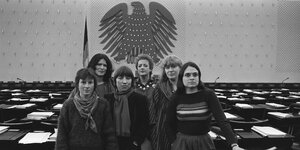 DIe sechs Frakionssprecherinnen der Grünen im Deutschen Bundestag, im Hintergrund der Bundesadler
