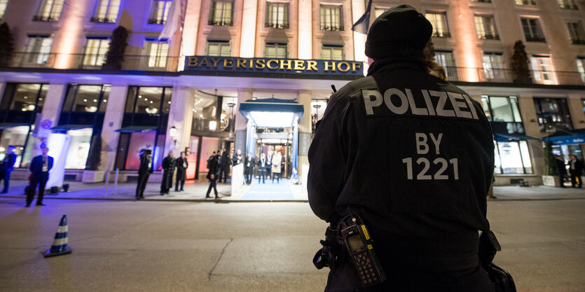 Polizei vor einem Hotel