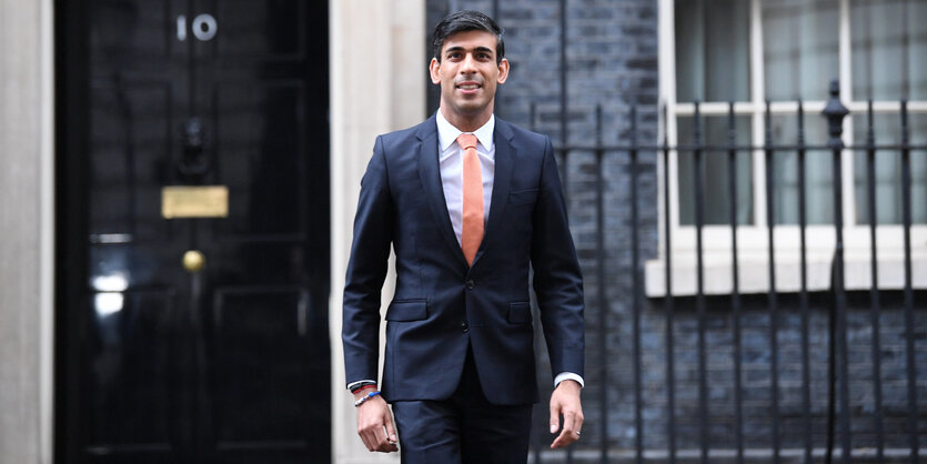 Rishi Sunak steht vor der 10 Downing Street in London