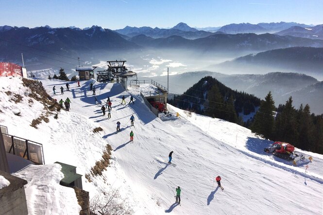 Eine Skipiste in den Bergen