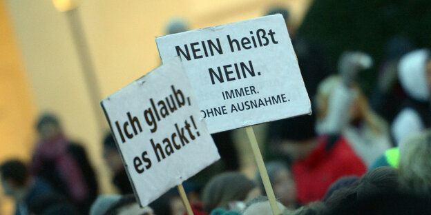"Nein heißt Nein" ist auf einem Plaket bei einer Demo für Frauenrechte am Frauentag zu lesen