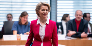 Von der Leyen mit Mappe unterm Arm