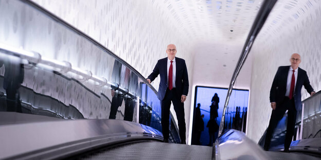 Peter Tschentscher auf einer Rolltreppe
