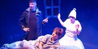 Beim Jugend-Theaterstück des Schnürschuh-Theaters in Bremen bekommt der 13-Jährige Thomas Besuch von zwei Engeln