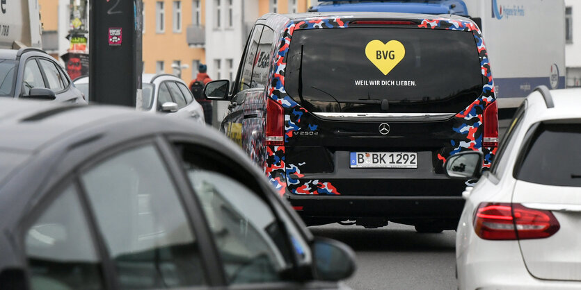 Autos im Straßenverkehr stauen sich