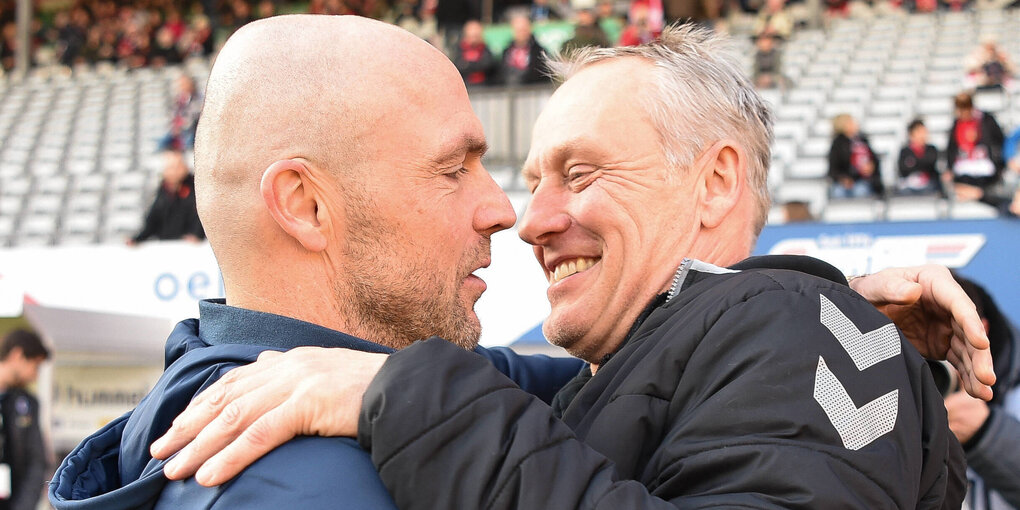 Die Bundesligatrainer Streuch und Schreuder umarmen sch