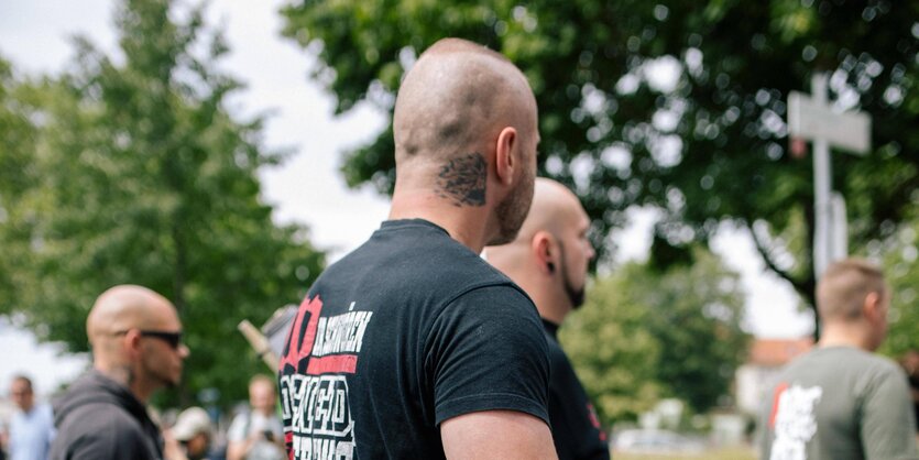 Neonazi mit Combat 18 Tattoo auf dem Arm