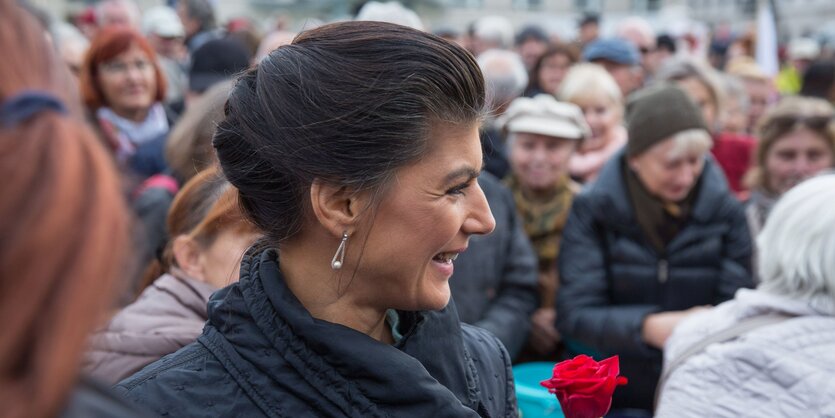 Sara Wagenknecht in einer Menschenmenge