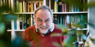 Hans-Helmut Poppendieck vor einem Bücherregal