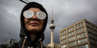 Einen Frau mit Pilotenbrille bei einer Demo in Berlin