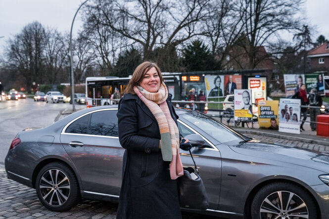 Fegebank steht vor einem Auto