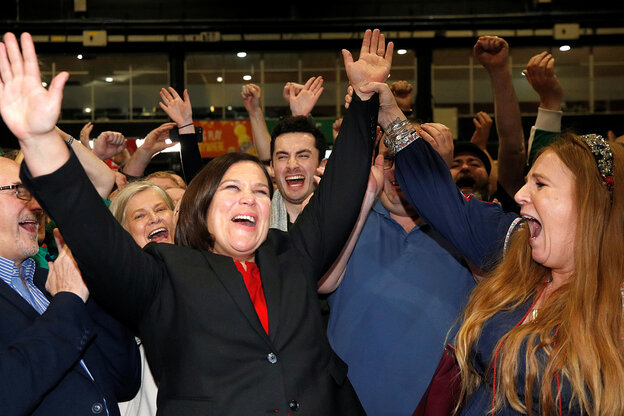 Sinn Fein Vorsitzende Mary Lou McDonald feiert den Wahlsieg mit erhobenen Händen.