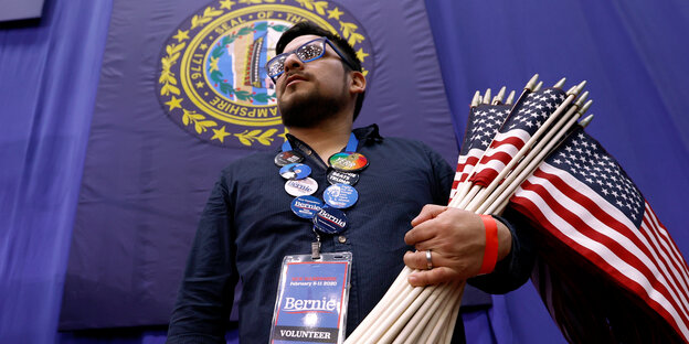 Ein Sanders unterstützer mit Amerikanischen Flaggen in der Hand