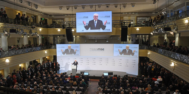 Bundespräsident Frank-Walter Steinmeier auf mehreren Bildschirmen in der Konferenz
