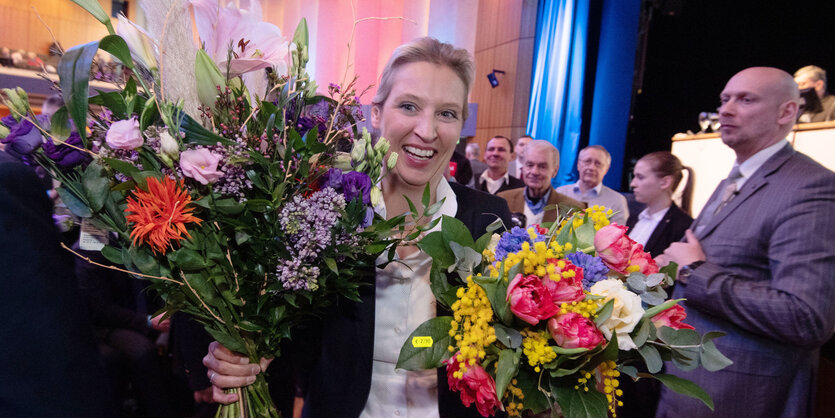 Frau mit Blumensträußen in den Händen