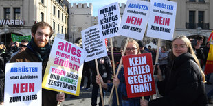 Friedensdemonstranten mit Plakaten