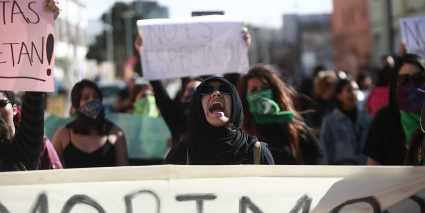 Eine Frau führt einen Zug aus Demonstrantinnen in Ciudad Juarez in Mexiko an.