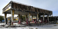 Eine niedergebrannte Tankstelle im Iran.