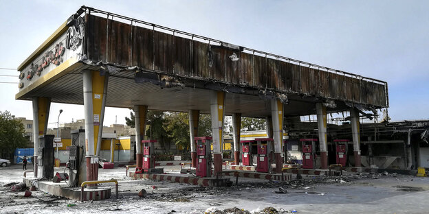 Eine niedergebrannte Tankstelle im Iran.