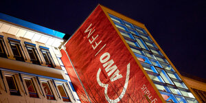 Scheinwerfer beleuchten das Erich-Nitzling-Haus der AWO in Frankfurt