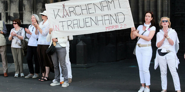 Frauen der Initiative Maria 2.0 demonstrieren vor dem Kölner Dom.