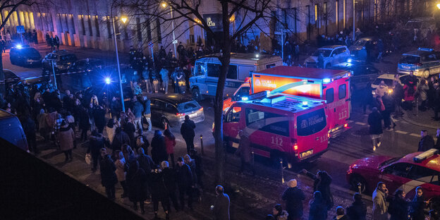 Blaulicht, Einsatzfahrzeuge der Polizei, Rettungswagenn Menschenmassen: am Tempodrom kam es zu einer Schießerei