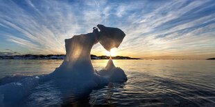 Ein schmelzender Eisberg im Gegenlicht